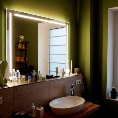 beleuchteter Spiegel in Badezimmer